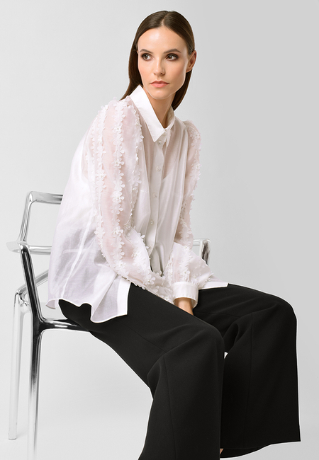 Biała bluzka z przestrzennymi kwiatuszkami