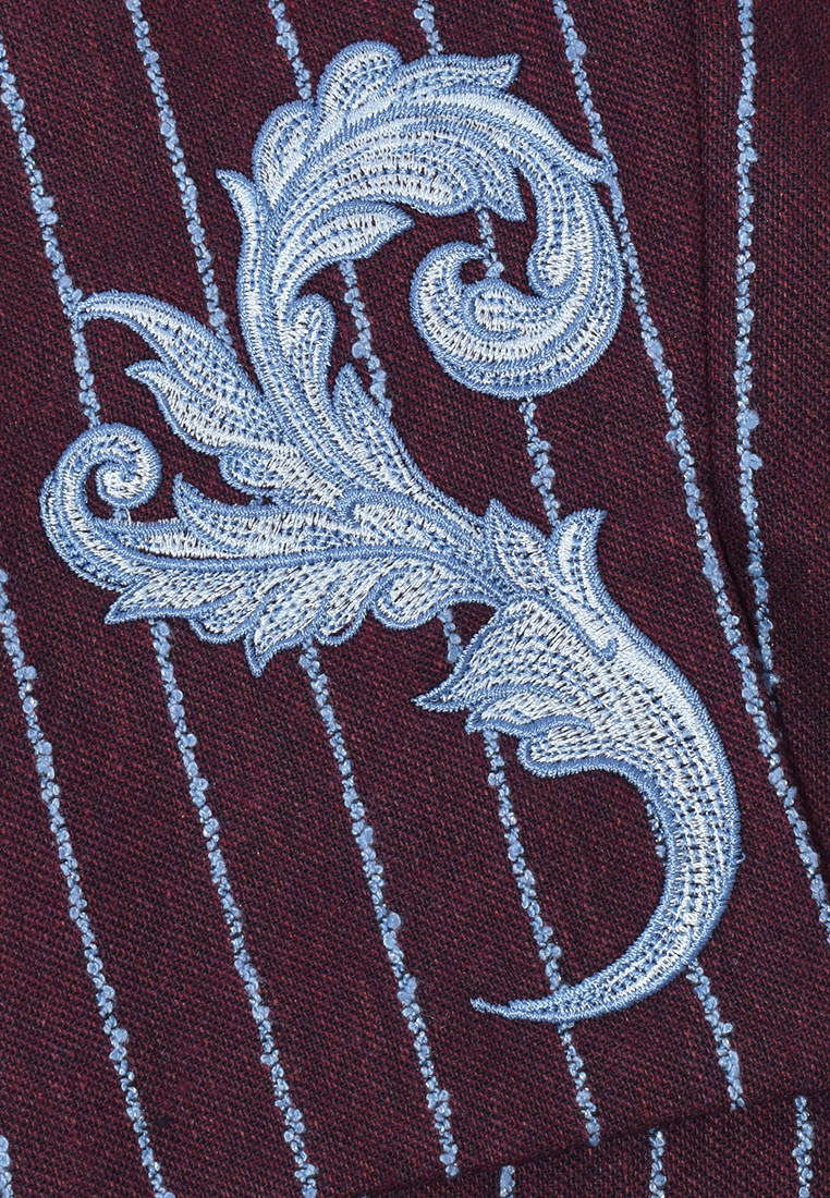 Dwurzędowy żakiet z baskinką i aplikacją