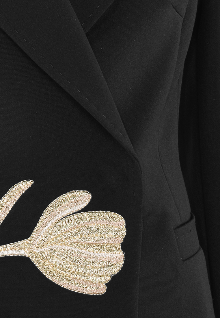 Dłuższy czarny żakiet z haftowanym kwiatem