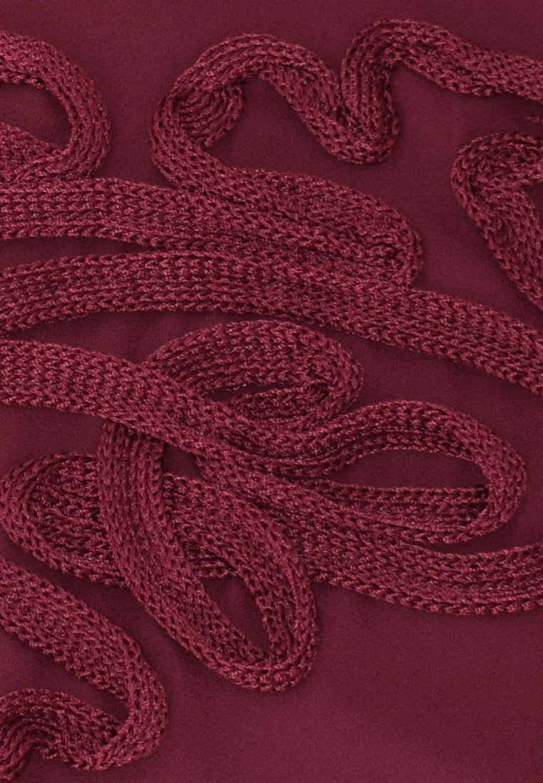 Bordowa bluzka z oryginalną aplikacją