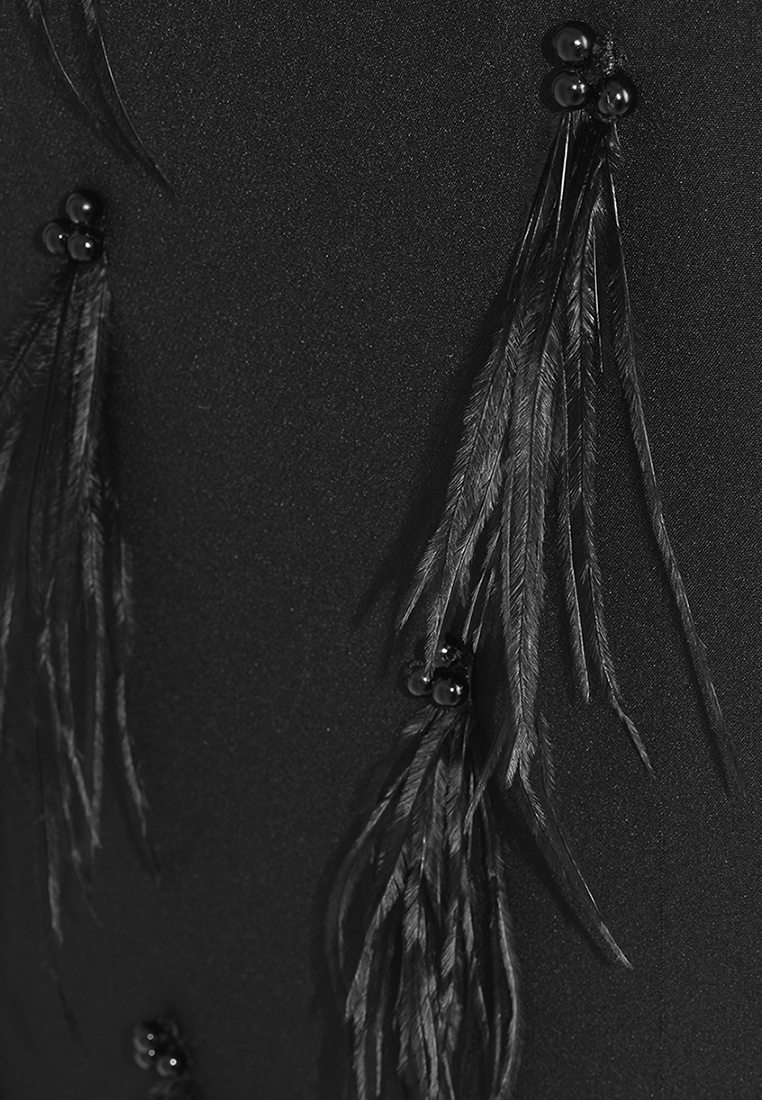 Czarna sukienka z piórami