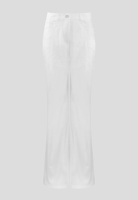 Białe spodnie z szerokimi nogawkami