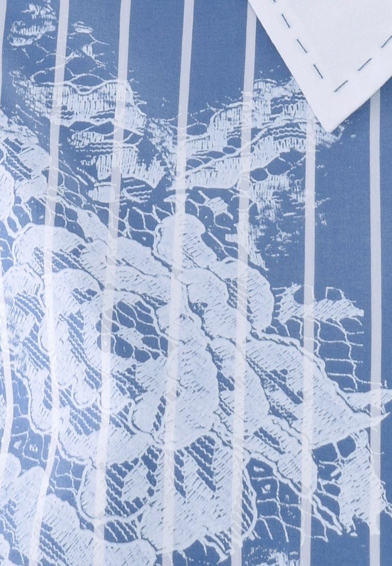 Niebieska koszula z motywem kwiatowym