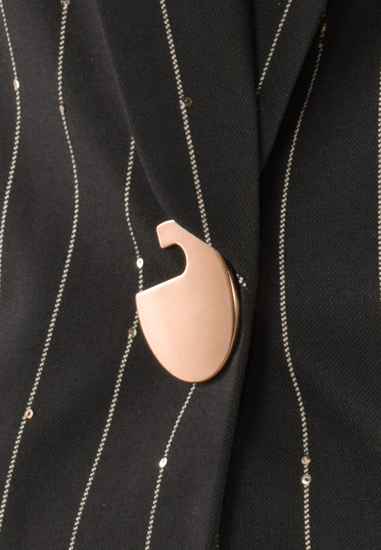 Czarny żakiet z beżowym prążkiem i cekinami