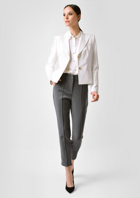 Biały żakiet ze złotymi guzikami