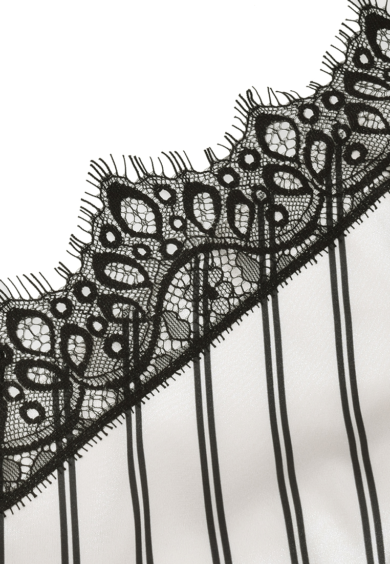 Top z elementami koronki