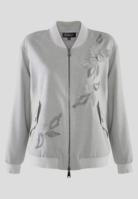 Szary żakiet z przestrzenną aplikacją