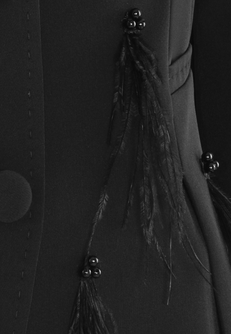 Czarny żakiet z piórkami