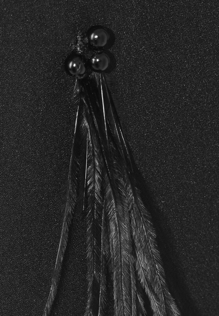 Czarna sukienka z piórami