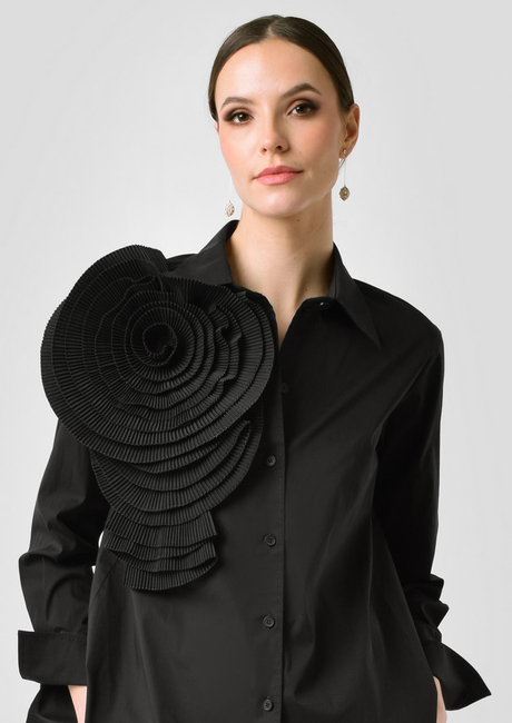 Czarna bluzka z przestrzennym kwiatem