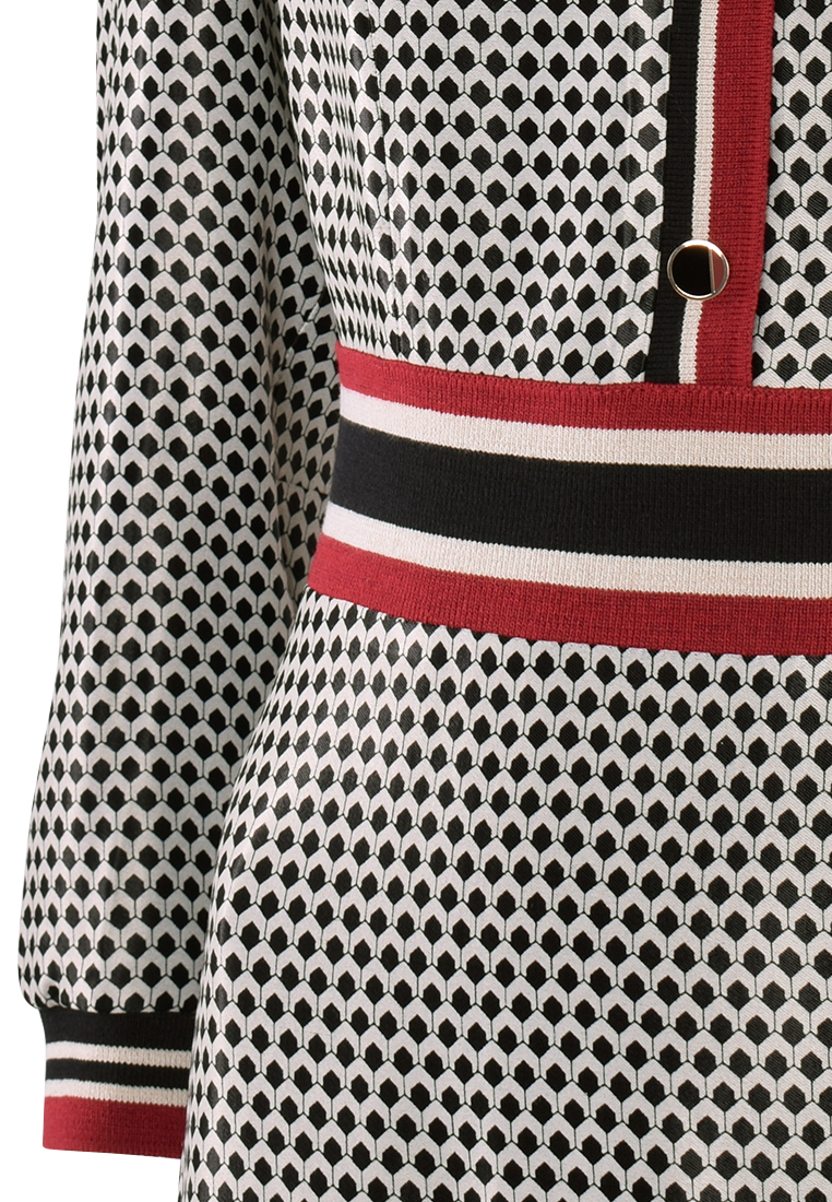 Wiskozowa sukienka z kontrastowym wykończeniem