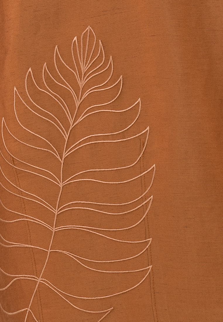 Brązowa sukienka z haftem