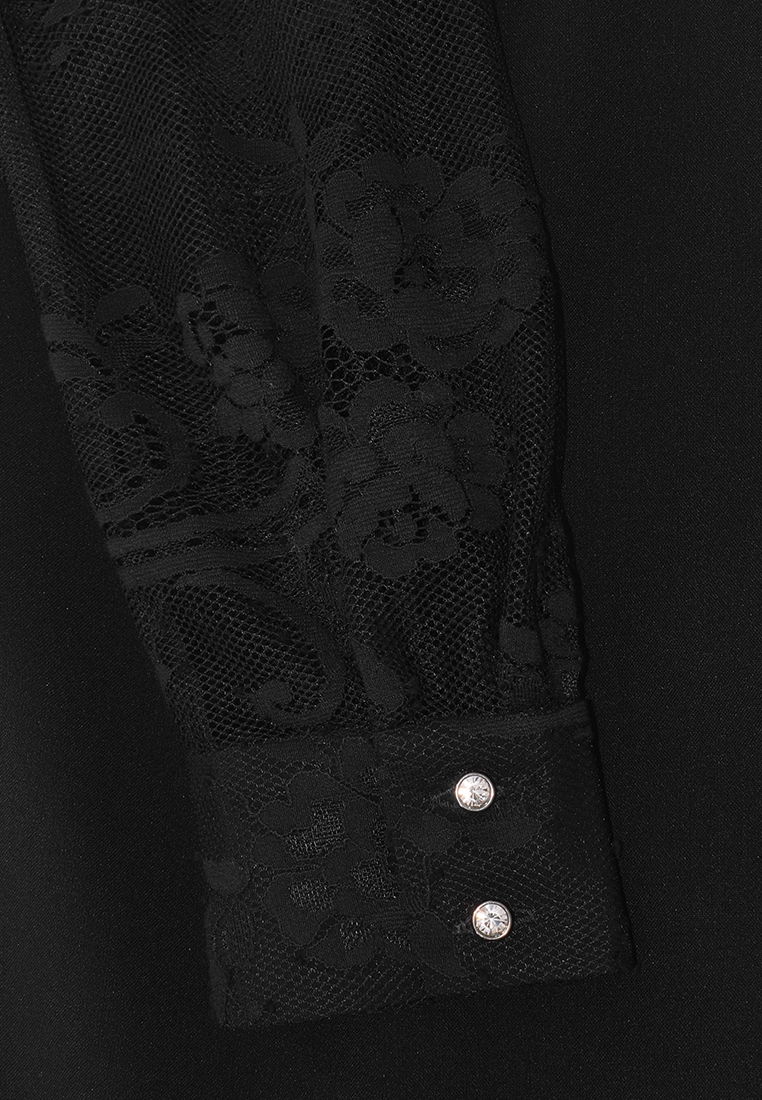 Czarna sukienka z koronkowymi rękawami