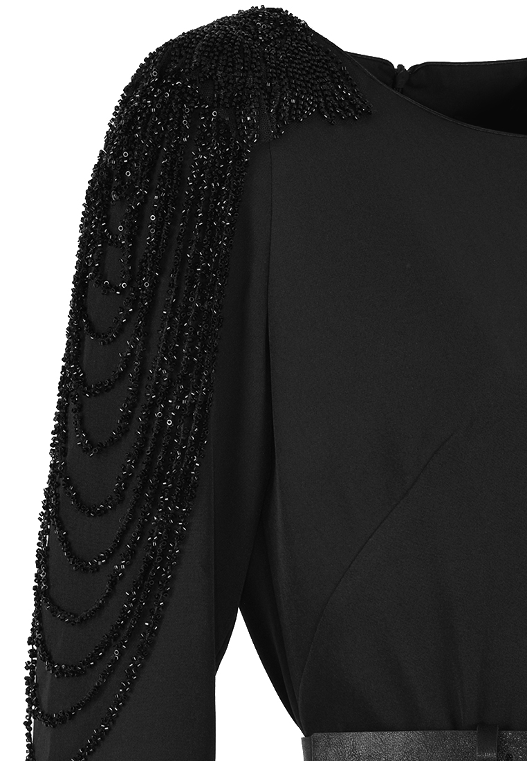 Wizytowa sukienka z koralikami na ramionach