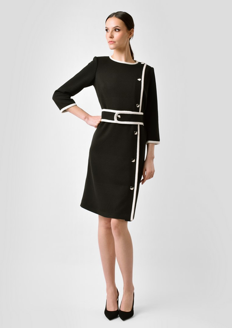 Sukienka w kolorze czarnym z kontrastami