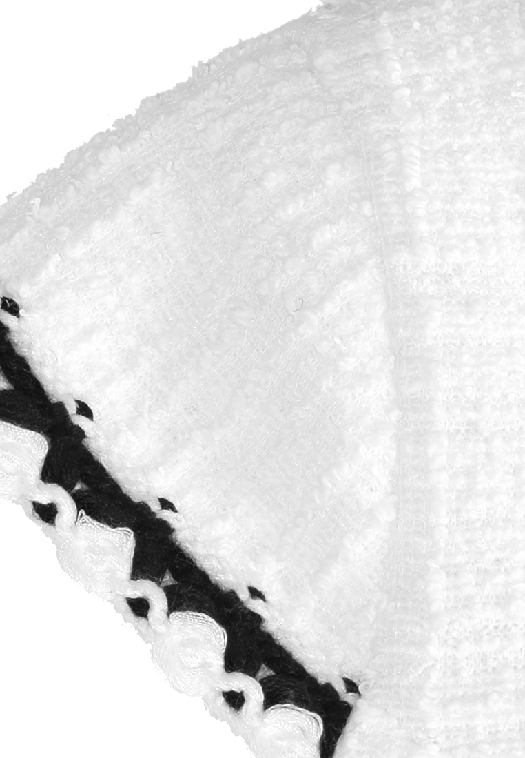 Biała sukienka z kontrastowym wykończeniem