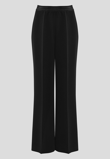 Czarne spodnie z szerokimi nogawkami