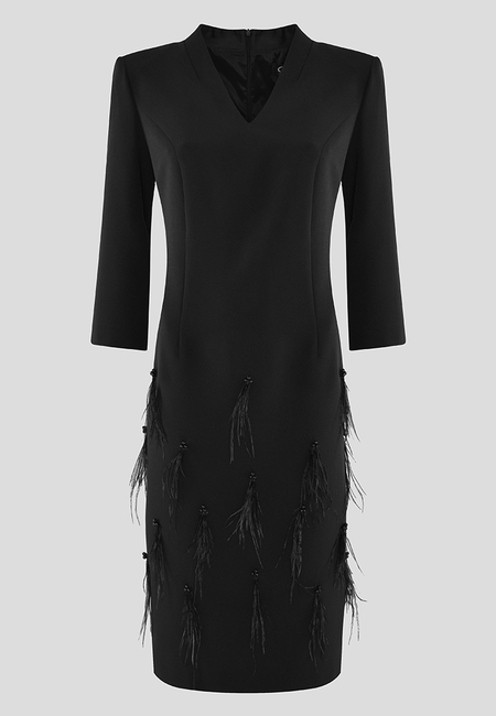 Czarna sukienka z piórami