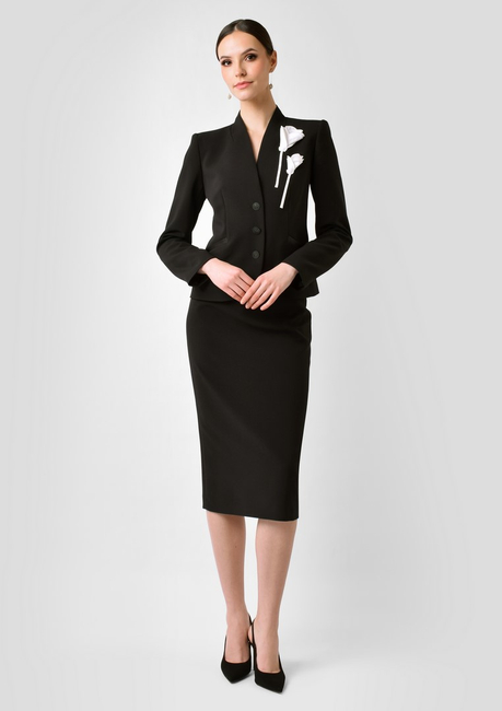 Czarny żakiet z przestrzenną aplikacją