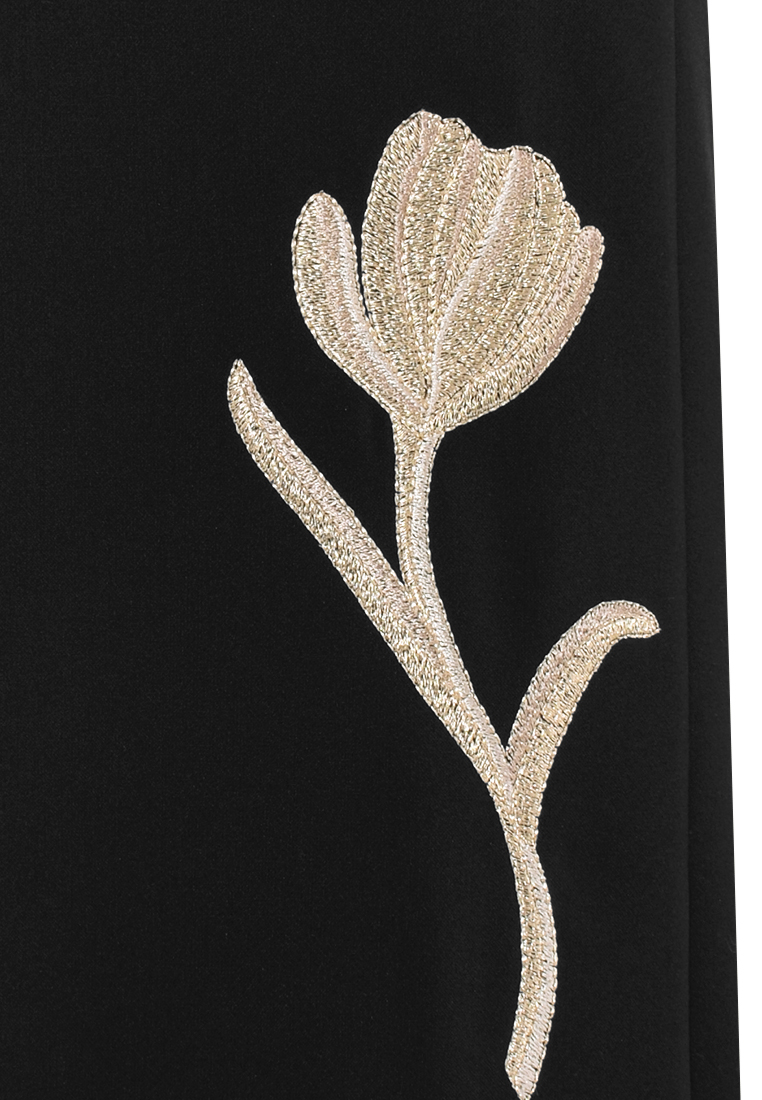 Czarna spódnica z kwiatową aplikacją