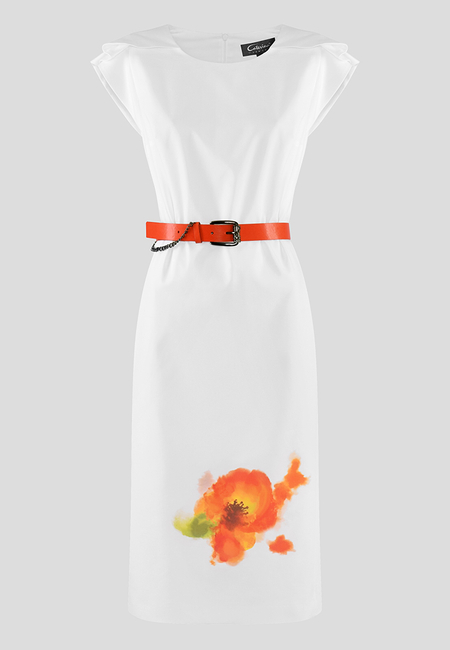 Biała sukienka z motywem kwiatu