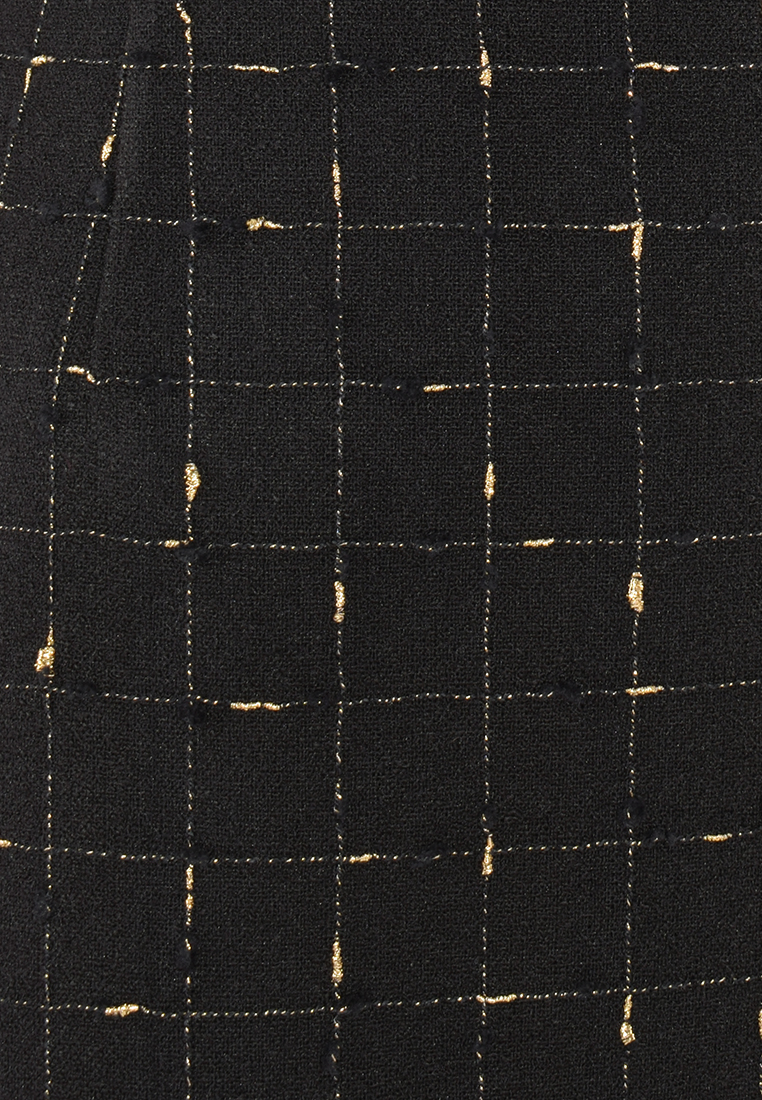 Czarna sukienka ze złotą nitką