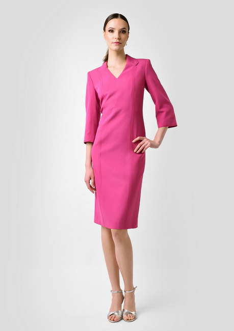 Różowa sukienka dopasowana do sylwetki