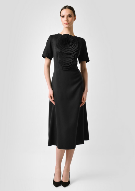 Elegancka sukienka z przestrzennym kwiatem