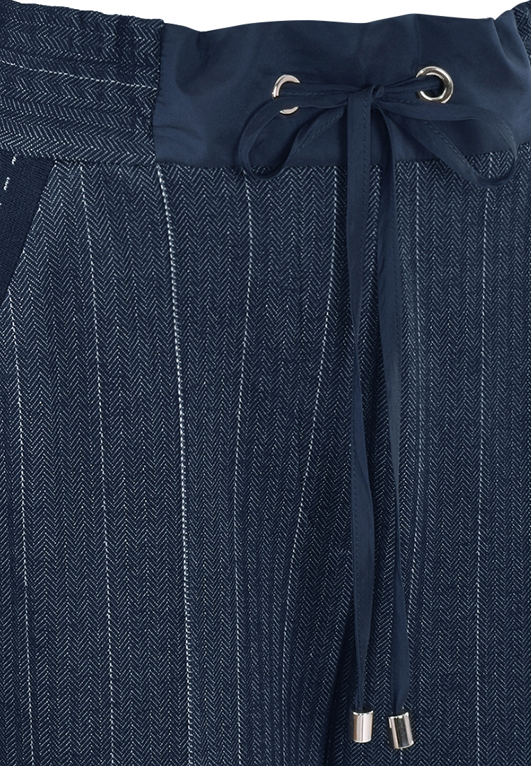 Granatowe spodnie w prążek