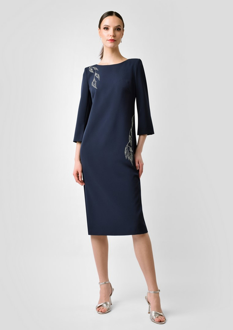 Wizytowa sukienka z ozdobną aplikacją