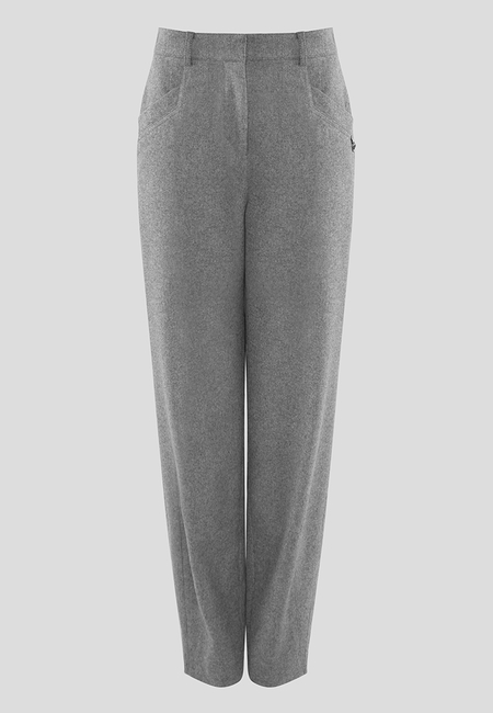 Szare spodnie ze zwężanymi nogawkami