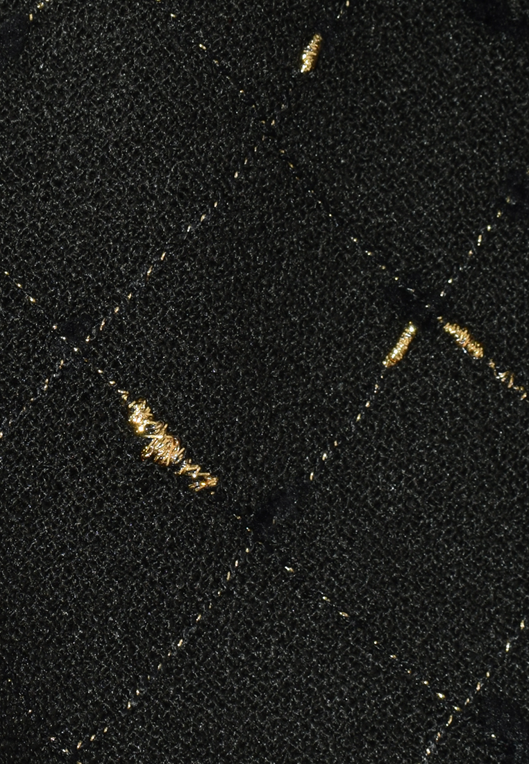 Czarna spódnica ze złotymi przeszyciami