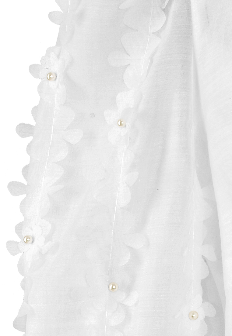 Biała bluzka z przestrzennymi kwiatuszkami