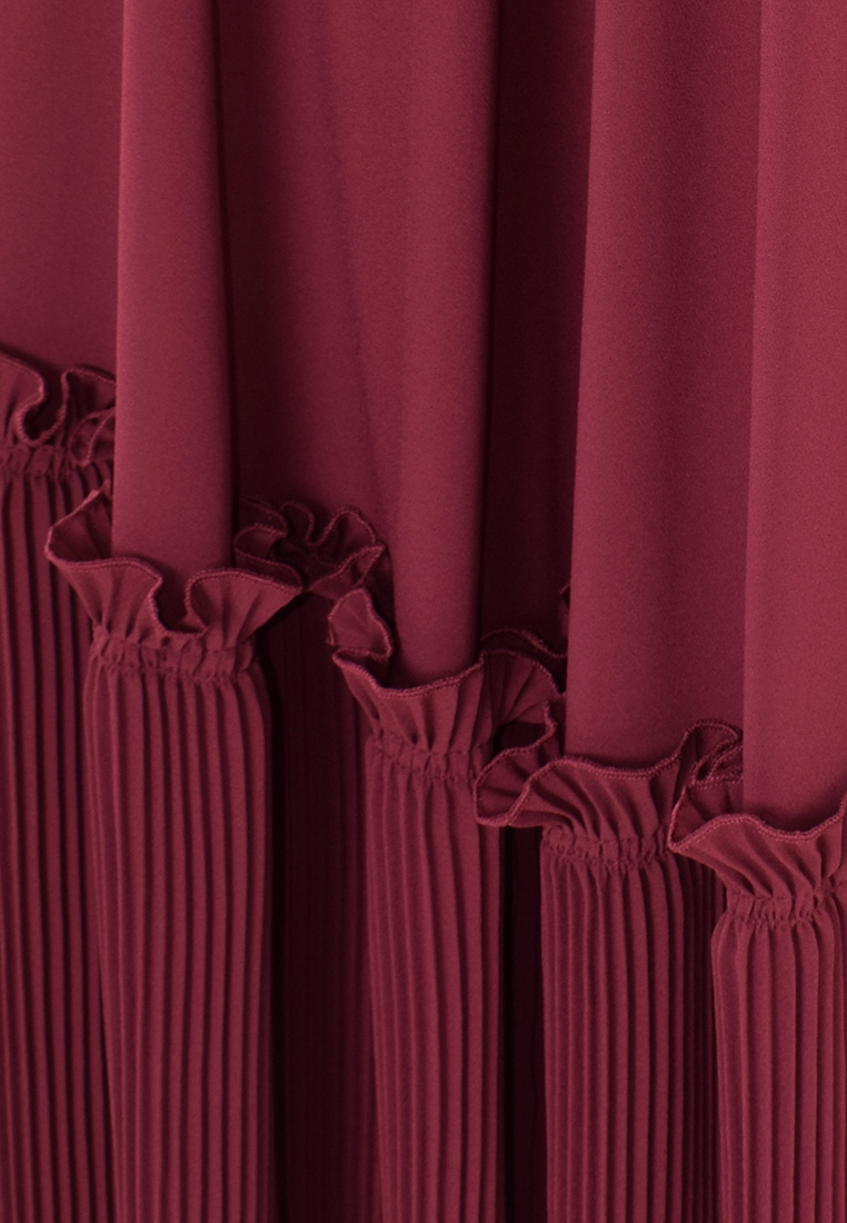 Bordowa sukienka z plisowaniem i żabotem