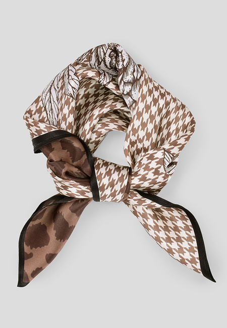 Jedwabna apaszka z motywem kurzej stopki