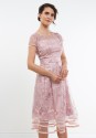 Różowa sukienka z haftowanej koronki