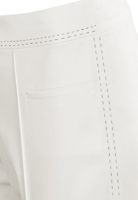 Białe spodnie z kantem