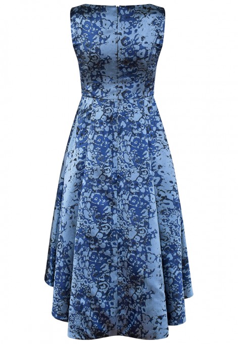 Niebieska sukienka z asymetrycznym dołem