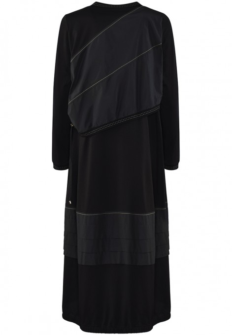 Czarna sukienka z łączonych tkanin