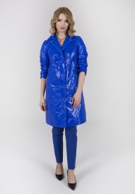 Pikowany płaszcz o pięknym kolorze fluo niebieskim