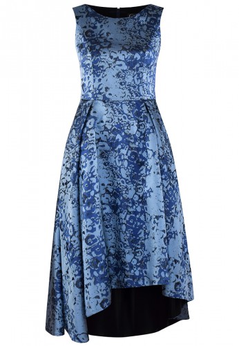 Niebieska sukienka z asymetrycznym dołem