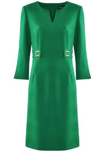 Zielona sukienka ze złotymi klamrami